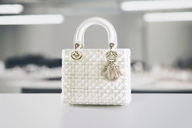 Túi xách Lady Dior đính hạt hơn 9.000 USD được chế tác thế nào?