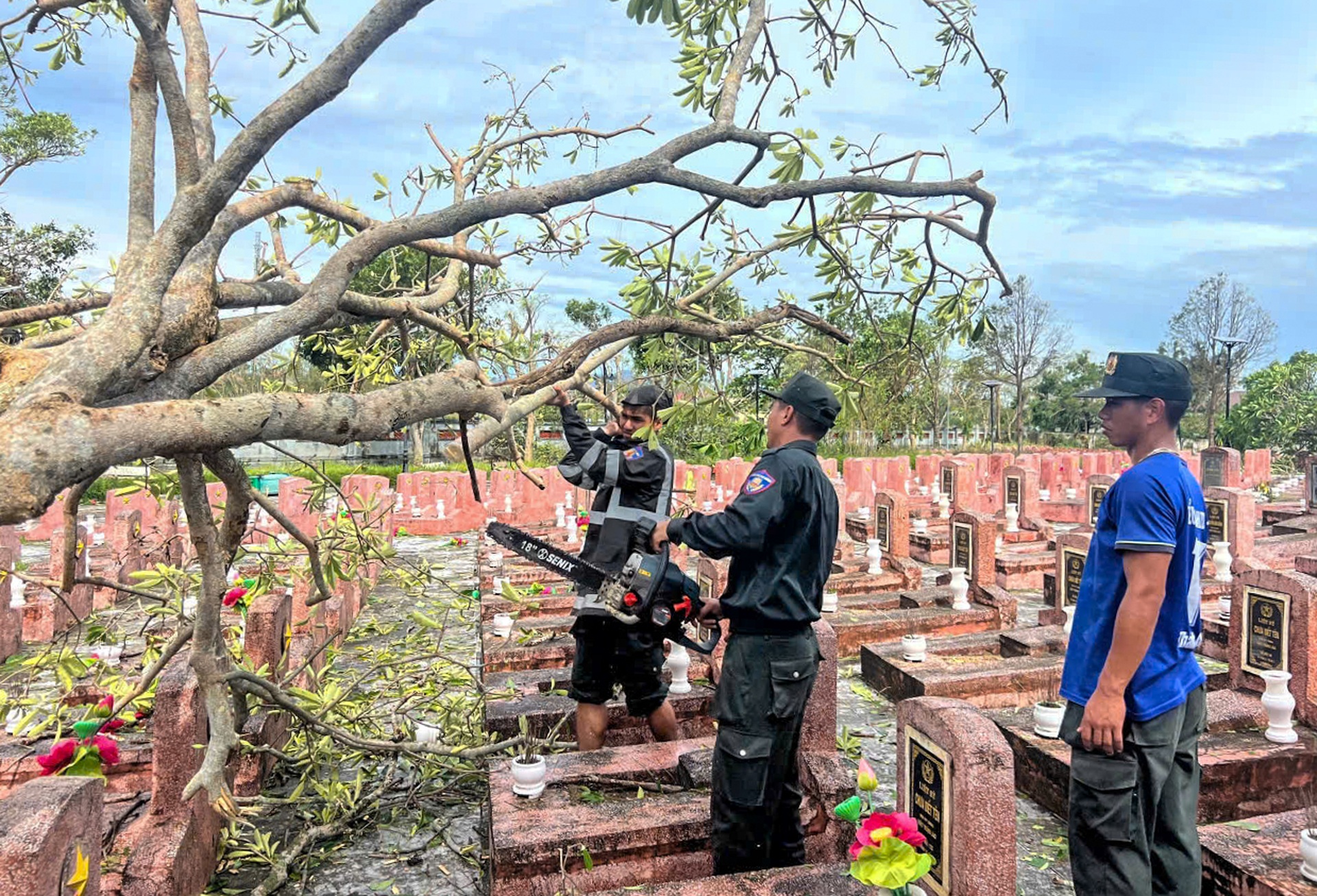 CSCĐ cùng người dân khắc phục hậu quả bão Bualoi - 6 CSCĐ cùng người dân khắc phục hậu quả bão Bualoi - 6