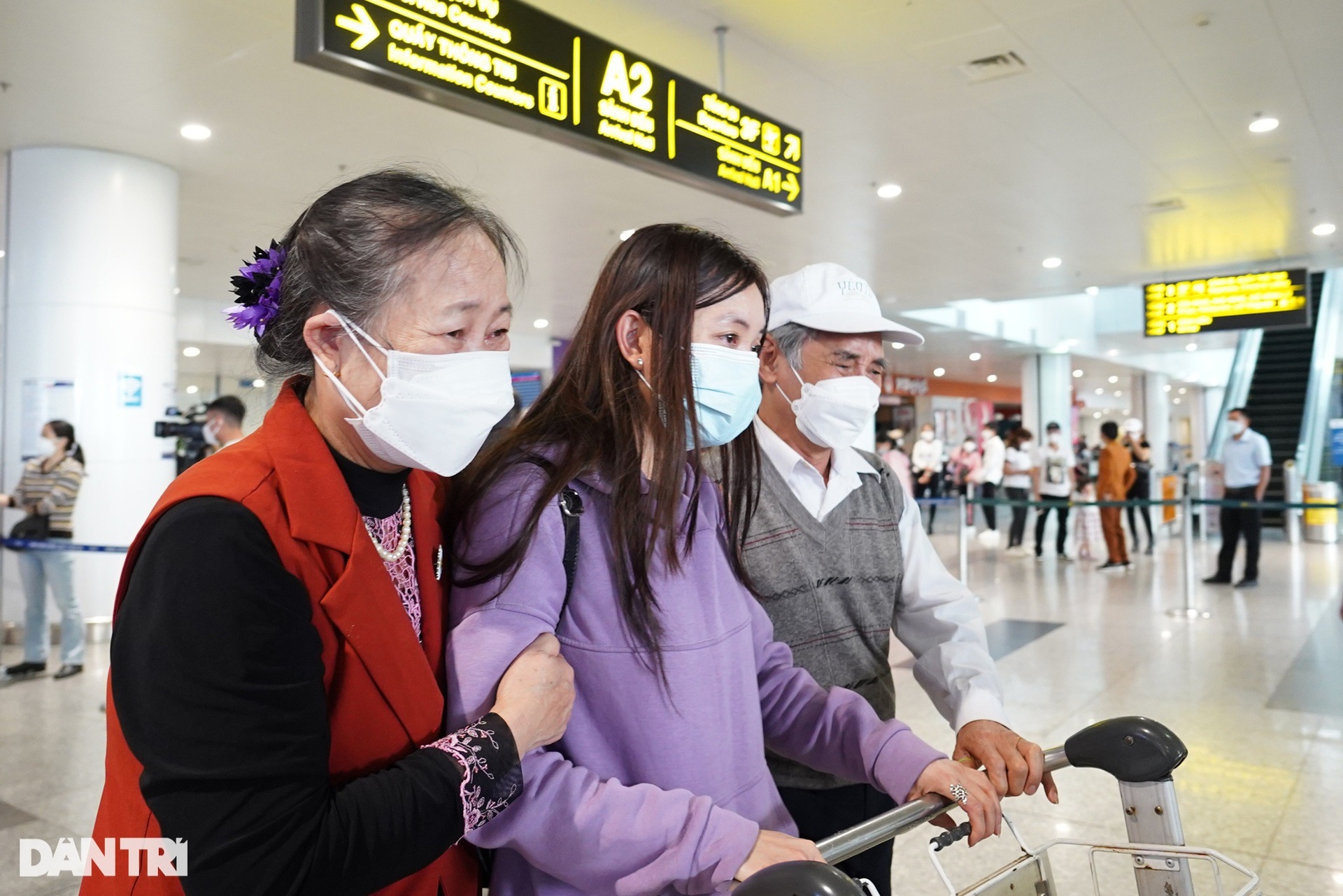 Hình ảnh gần 600 người Việt về nước từ vùng chiến sự Ukraine sáng 13/3 - 7 Hình ảnh gần 600 người Việt về nước từ vùng chiến sự Ukraine sáng 13/3 - 7