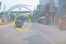 Ô tô cố tình tạt đầu, gây tai nạn cho người đi xe máy để "trả đũa"?