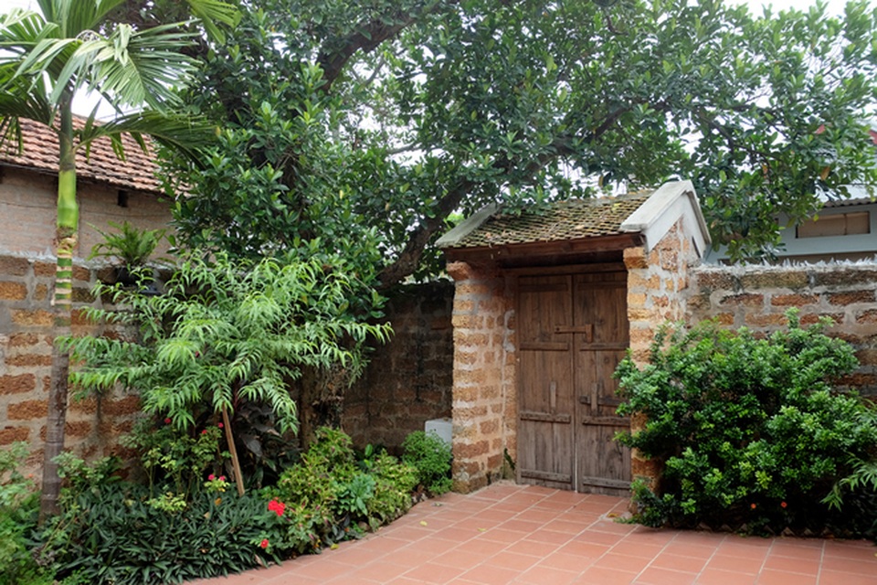 Độc nhất Hà Nội: Biệt phủ làm từ đá ong, bên trong toàn đồ cổ quý - 4