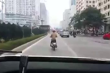 Cô gái ngang nhiên chạy xe máy cản đường xe buýt nhanh BRT suốt 1km