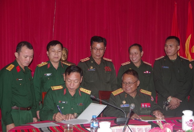 Lãnh đạo Bộ CHQS tỉnh Thừa Thừa Thiên Huế và tỉnh Salavan (Lào) ký biên bản tại buổi hội đàm. Ảnh: LS