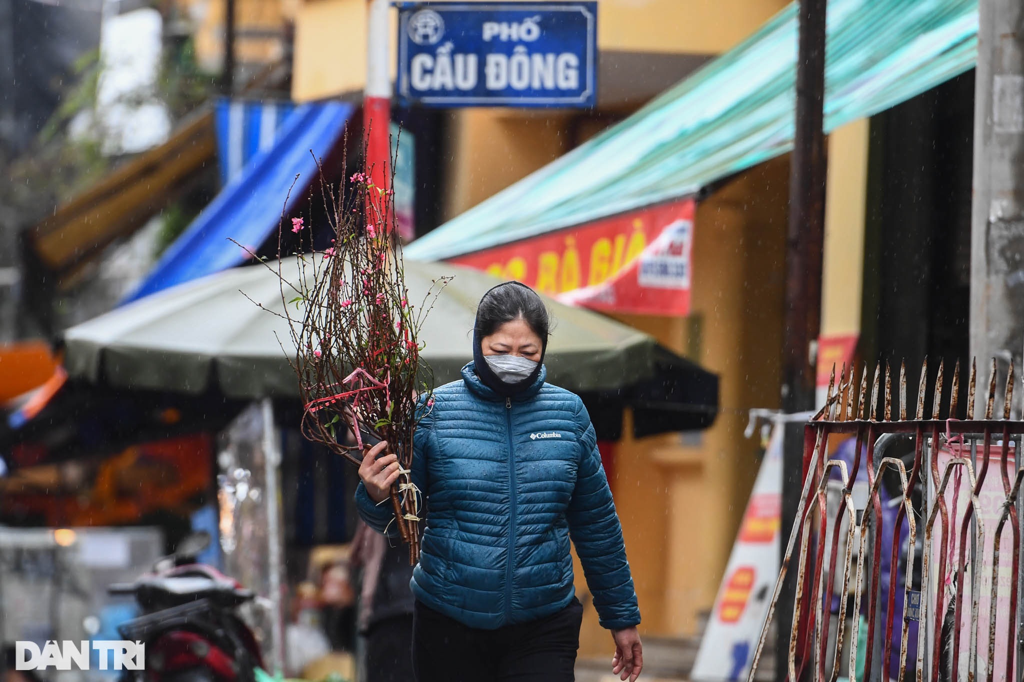 Người dân Thủ đô đội mưa đi lễ chùa trong ngày rằm cuối cùng năm Tân Sửu - 15 Người dân Thủ đô đội mưa đi lễ chùa trong ngày rằm cuối cùng năm Tân Sửu - 15