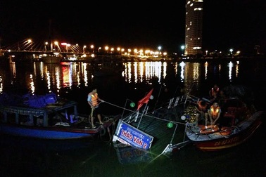 Tàu lật trên sông Hàn từng chìm cách đây 2 năm