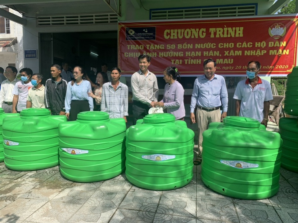 Tân Á Đại Thành tặng bồn nước cho người nghèo 12 tỉnh miền Tây Nam Bộ - 2 Tân Á Đại Thành tặng bồn nước cho người nghèo 12 tỉnh miền Tây Nam Bộ - 2