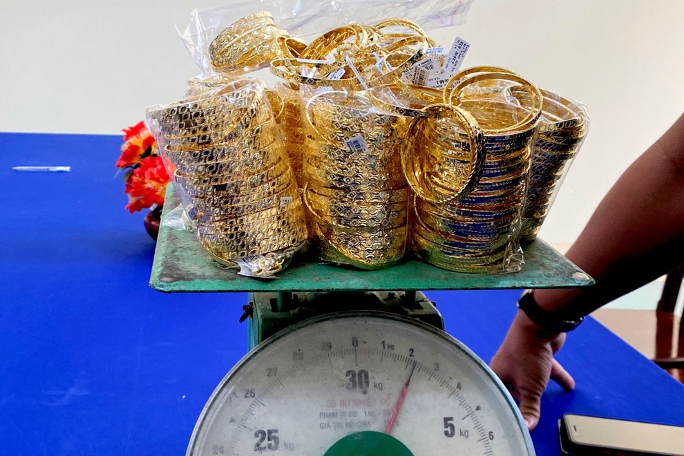 Người đàn ông vận chuyển hơn 2 kg kim loại nghi là vàng qua biên giới - 2 Người đàn ông vận chuyển hơn 2 kg kim loại nghi là vàng qua biên giới - 2