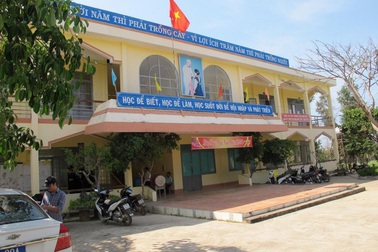 Hiệu trưởng bị tố “ăn chặn” tiền lương giáo viên, nhận tiền chạy việc