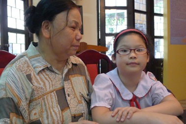 Rơi nước mắt trước lá thư gửi bà của bé lớp 3