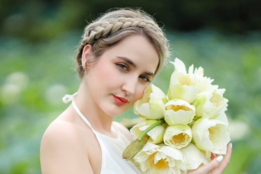 9x ngoại quốc thả hồn cùng áo yếm, hoa sen gây "bão" cộng đồng mạng