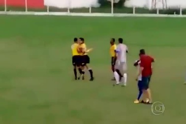 Trọng tài rút súng giữa trận đấu bóng