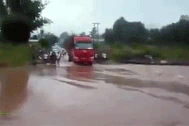 Bị cuốn trôi vì chủ quan cho xe lội nước