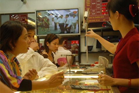 Giá vàng “vọt” lên trên 2,5 triệu đồng/chỉ