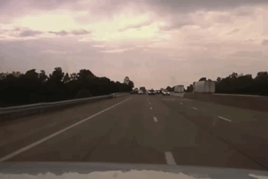 Toàn cảnh một vụ cảnh sát Mỹ rượt đuổi, vây bắt tội phạm trên đường cao tốc