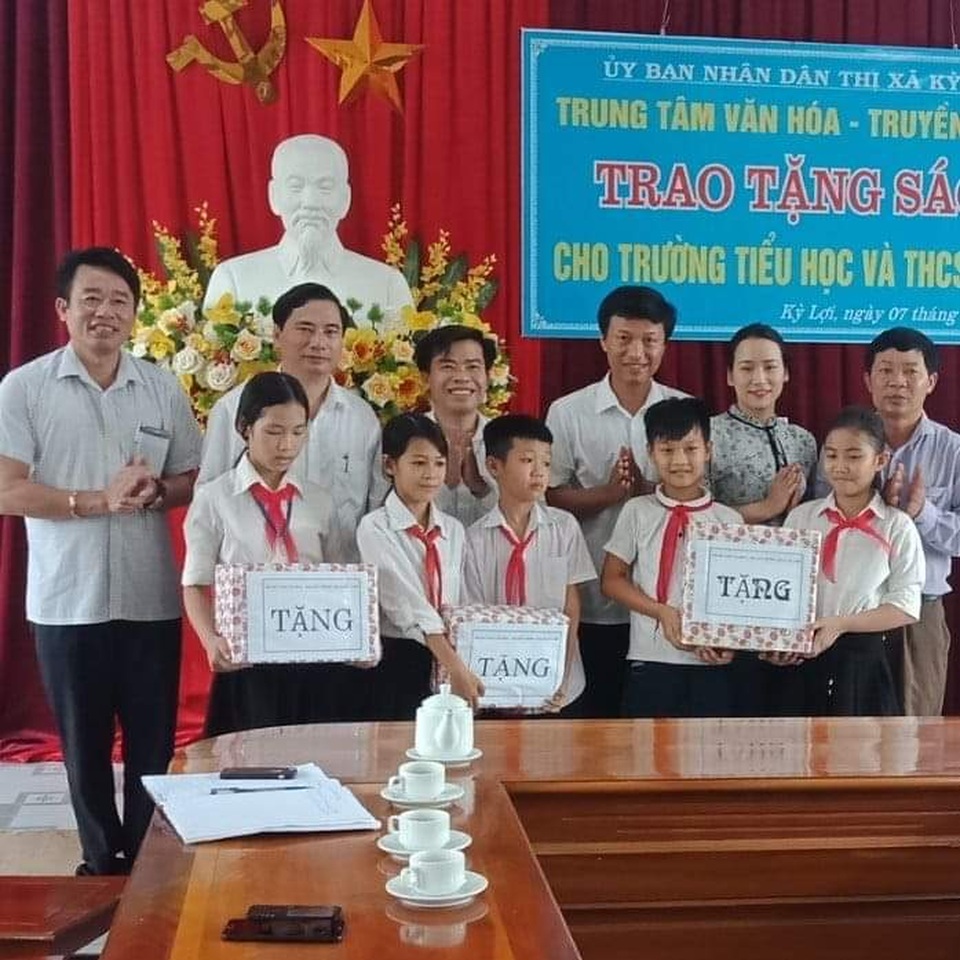 Cô thủ thư đi xin sách cho học sinh nghèo nhận Giải thưởng phát triển văn hóa đọc - 2 Cô thủ thư đi xin sách cho học sinh nghèo nhận Giải thưởng phát triển văn hóa đọc - 2