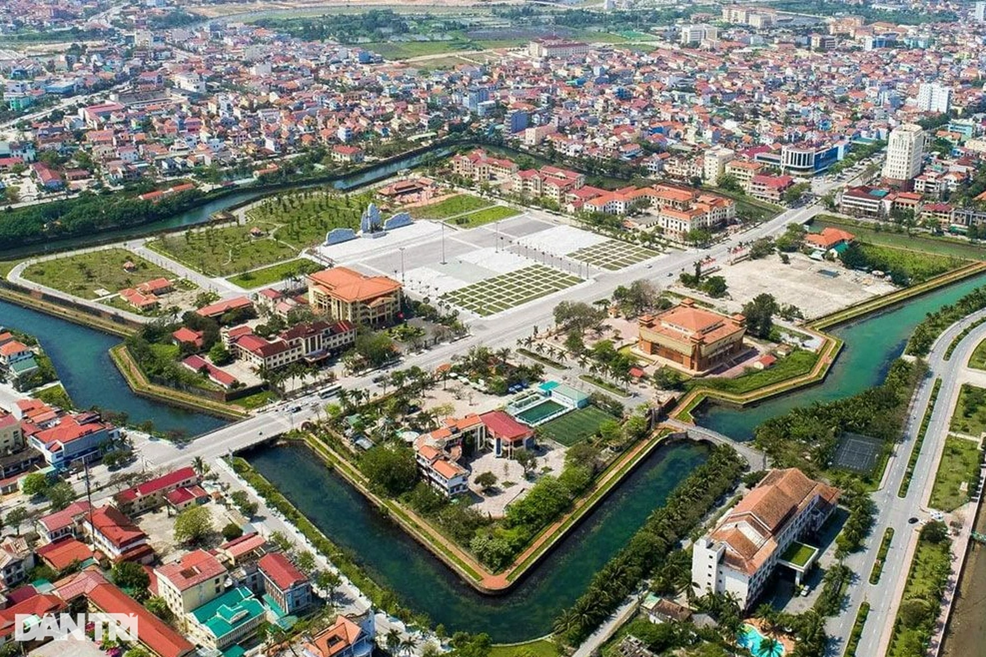 Thành cổ hơn 200 năm tuổi giữa lòng thành phố hoa hồng - 9 Thành cổ hơn 200 năm tuổi giữa lòng thành phố hoa hồng - 9