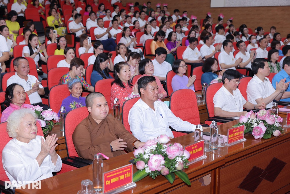 GS.TS Hoàng Chí Bảo: Bác Hồ rất quan tâm đến giai cấp công nhân - 2 GS.TS Hoàng Chí Bảo: Bác Hồ rất quan tâm đến giai cấp công nhân - 2