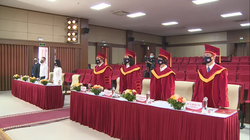 Lễ tốt nghiệp vắng lặng nhất trong lịch sử của Đại học Ngoại thương - 1 Lễ tốt nghiệp vắng lặng nhất trong lịch sử của Đại học Ngoại thương - 1