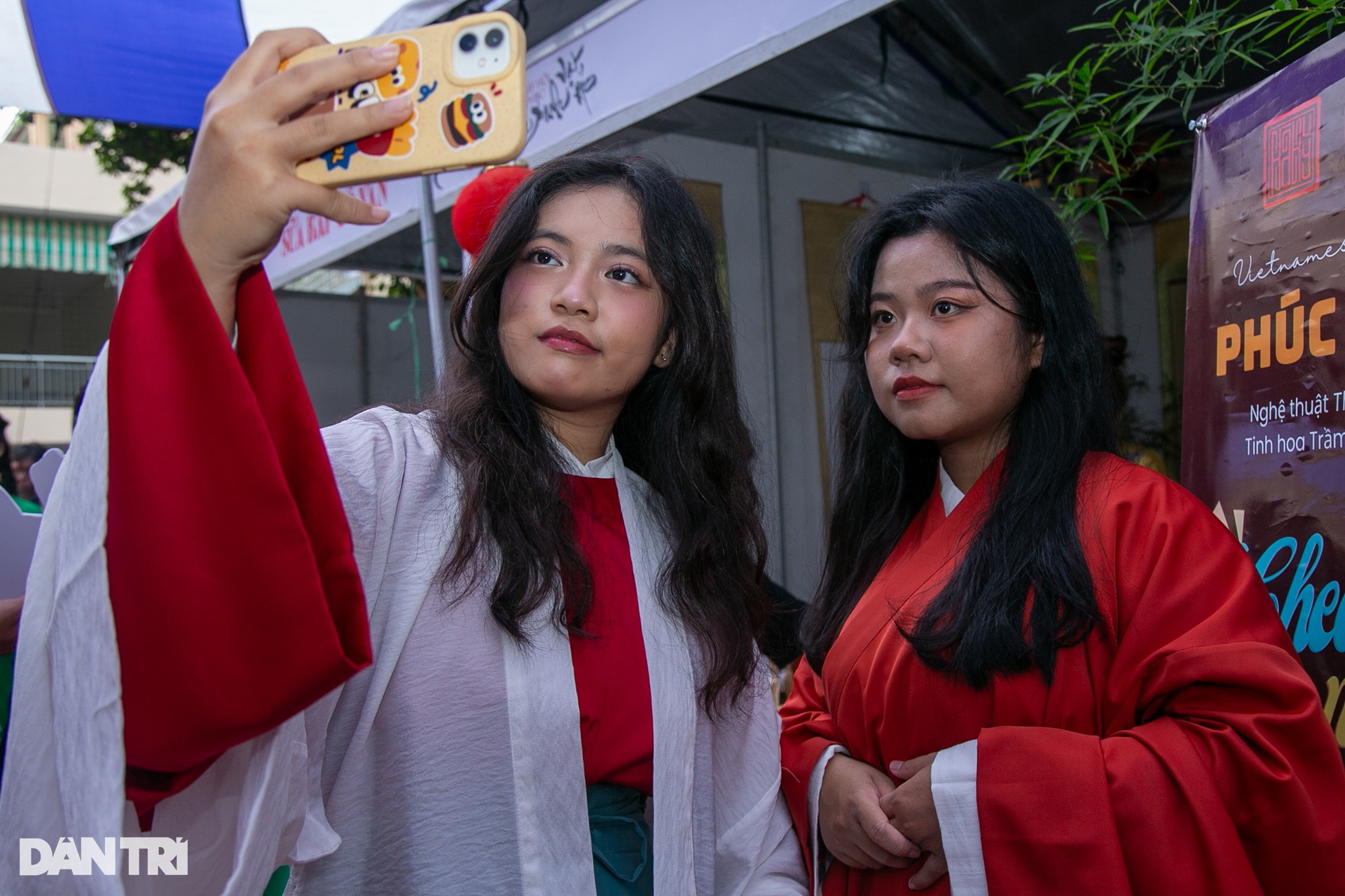 Hàng trăm bạn trẻ xúng xính Việt phục đi chơi hội - 11 Hàng trăm bạn trẻ xúng xính Việt phục đi chơi hội - 11