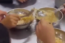 Từ chuyện "cơm chan canh mỳ tôm", nghĩ đến "cơm có thịt"