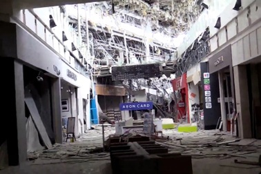 Cảnh tượng đổ nát bên trong Aeon Mall Kumamoto sau trận động đất ở Nhật Bản