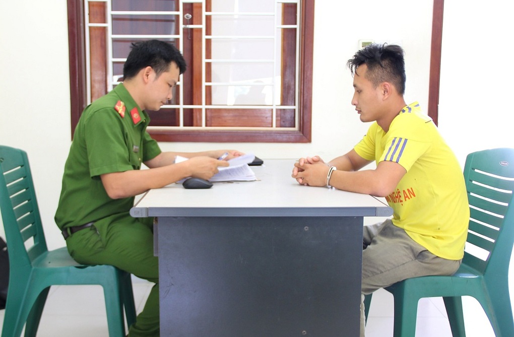 Khởi tố thanh niên lái ô tô đâm xe CSGT rồi bỏ chạy - 2 Khởi tố thanh niên lái ô tô đâm xe CSGT rồi bỏ chạy - 2