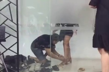 Khoảnh khắc bạn trai quỳ gối buộc dây dép cho danh ca Thanh Hà.