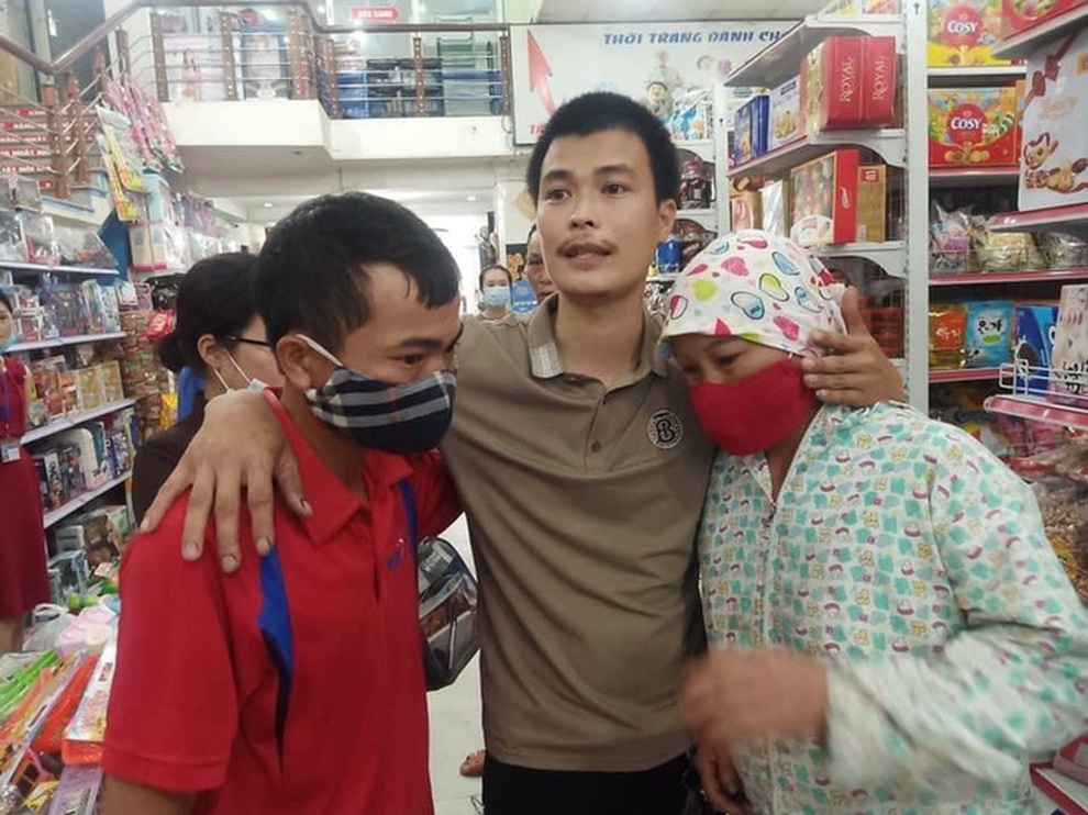 Cái kết có hậu của vụ tài xế bẻ lái tránh 2 người, cán nát một tỷ đồng - 2 Cái kết có hậu của vụ tài xế bẻ lái tránh 2 người, cán nát một tỷ đồng - 2