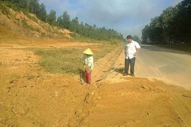 Nghệ An: Dẹp bỏ điểm khai thác đất trái phép bên đường Hồ Chí Minh