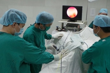 Nội soi cứu bệnh nhân bị sỏi gây ổ nhiễm trùng niệu quản