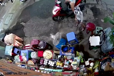 Camera ghi lại "nghi án" mẹ xúi con trộm túi đựng tiền