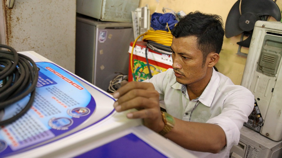 Thợ dịch vụ vệ sinh máy lạnh, máy giặt làm không kịp thở dịp Tết - 4 Thợ dịch vụ vệ sinh máy lạnh, máy giặt làm không kịp thở dịp Tết - 4