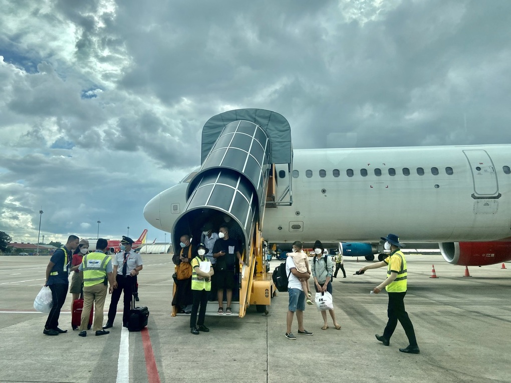 30 chuyến bay từ Tân Sơn Nhất chậm, chuyển hướng vì mưa lớn - 1 30 chuyến bay từ Tân Sơn Nhất chậm, chuyển hướng vì mưa lớn - 1