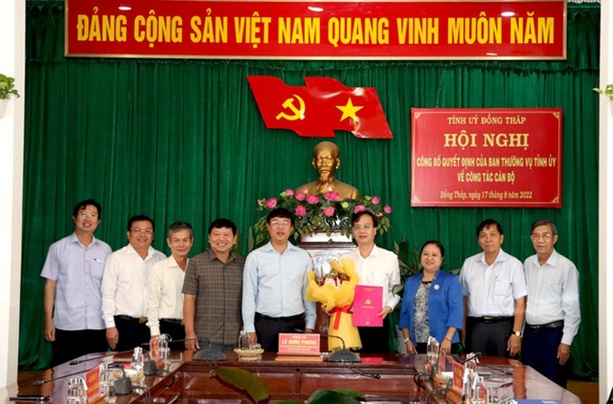 Ông Lê Quốc Phong, Bí thư Tỉnh ủy Đồng Tháp (giữa) trao quyết định điều động, chỉ định ông Trần Trí Quang (thứ 4 bên phải), Phó Chủ tịch UBND tỉnh Đồng Tháp giữ chức Bí thư Thành ủy Cao Lãnh.