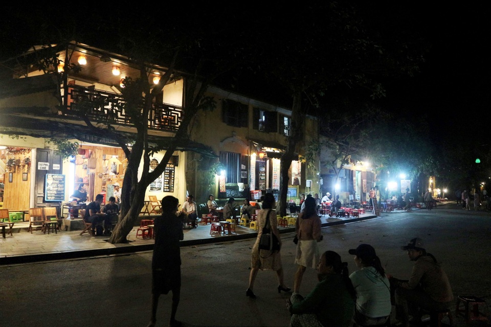 Du khách đổ về Hội An vui chơi trong ngày đầu mở cửa trở lại - 2 Du khách đổ về Hội An vui chơi trong ngày đầu mở cửa trở lại - 2