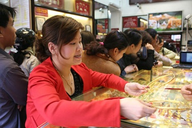 Giá vàng "đuối sức" khi lên sát mức kỷ lục mọi thời đại