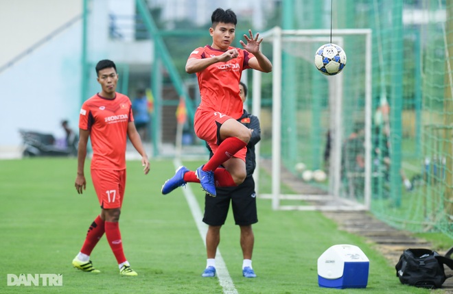 Thầy Park nhăn mặt, hướng dẫn học trò tới bung giày - 4 Thầy Park nhăn mặt, hướng dẫn học trò tới bung giày - 4