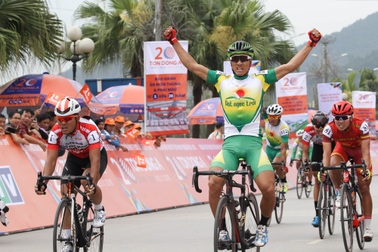 Nguyễn Thành Tâm thắng ngoạn mục ở chặng 2 giải đua xe đạp xuyên Việt 2018