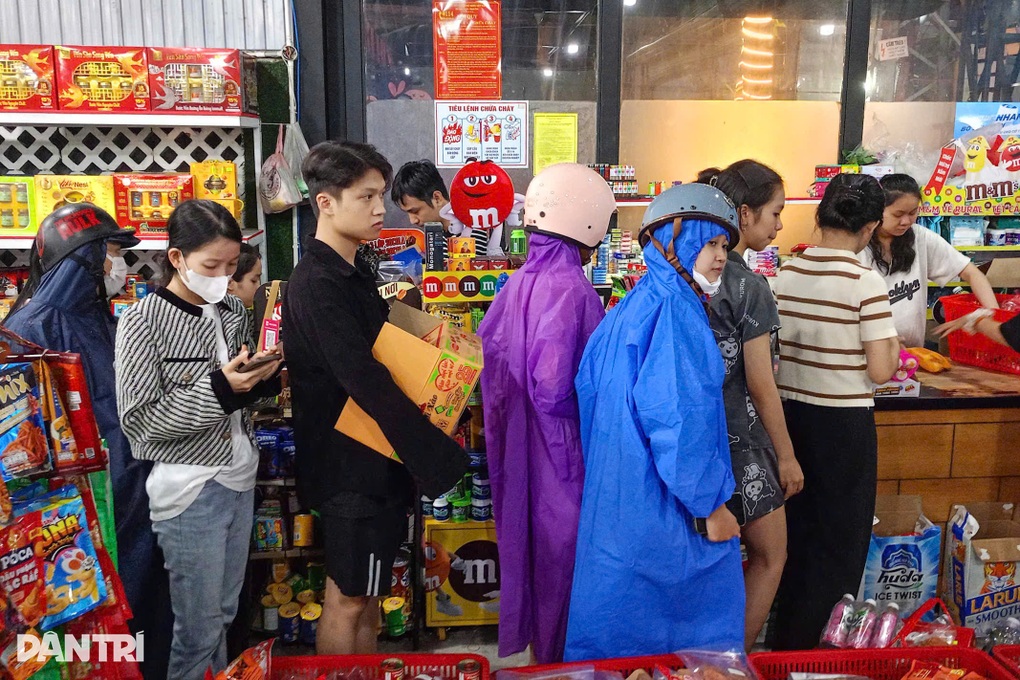Người dân đổ xô mua lương thực trước giờ bão Fengshen áp sát - 1 Người dân đổ xô mua lương thực trước giờ bão Fengshen áp sát - 1