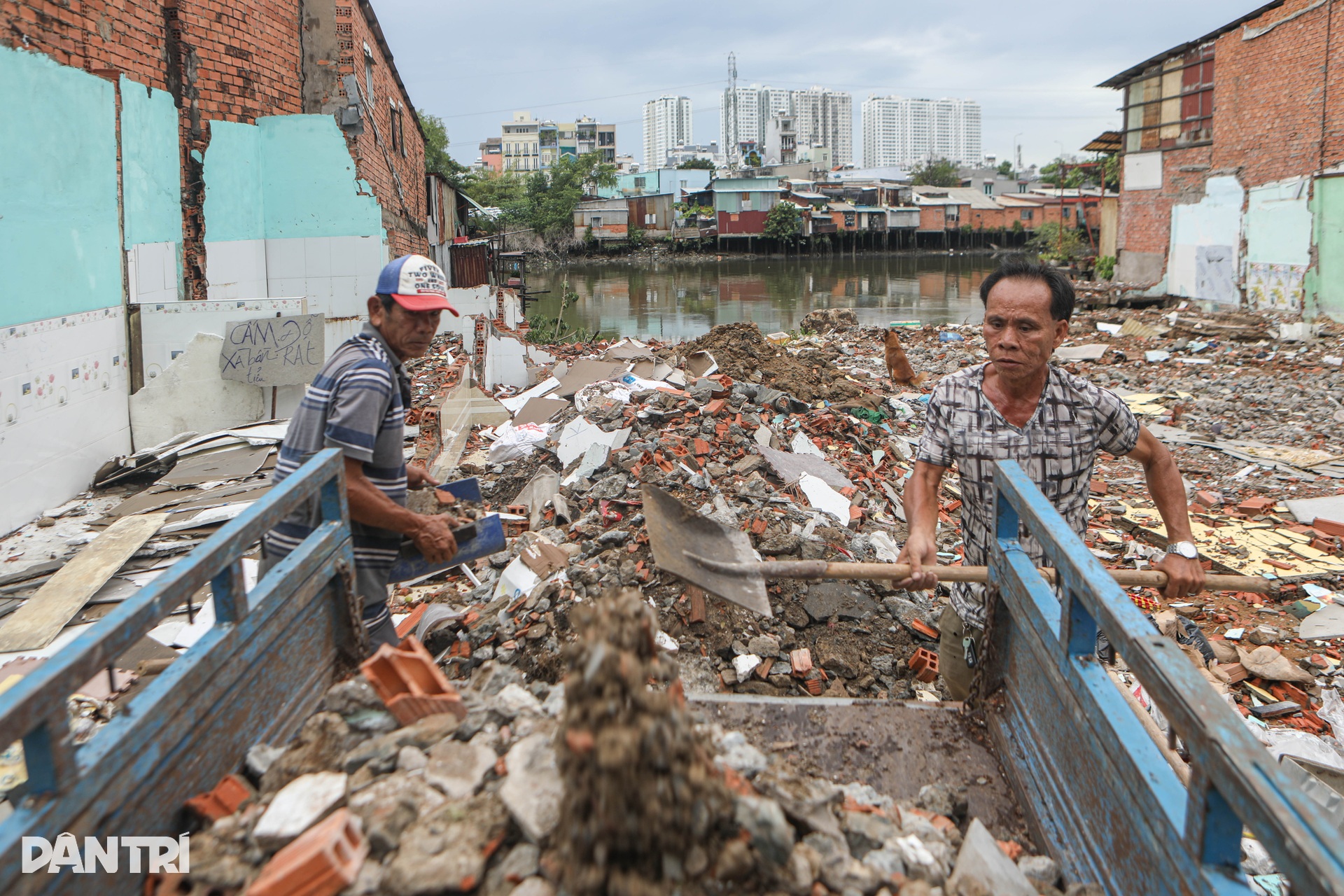 Người dân ven kênh Đôi dỡ nhà, giao mặt bằng cho dự án 7.300 tỷ đồng - 3 Người dân ven kênh Đôi dỡ nhà, giao mặt bằng cho dự án 7.300 tỷ đồng - 3