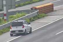 "Tóm gọn" KIA Morning quay đầu trên cao tốc Hà Nội - Hải Phòng