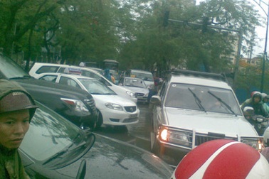 Giao thông Hà Nội tê liệt nhiều giờ sau mưa