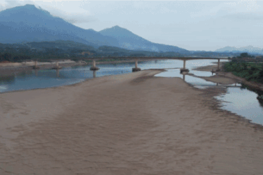 Sông Đà trơ đáy, thuyền bè mắc cạn, người dân đi bộ giữa lòng sông