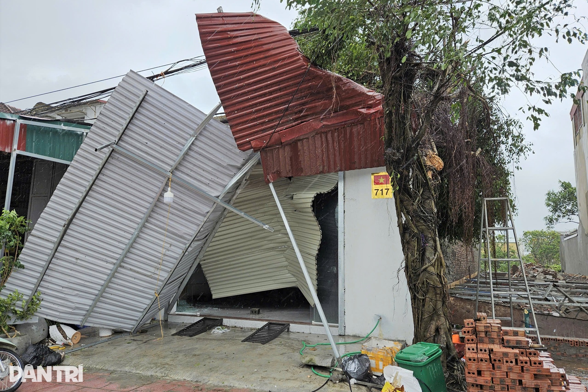 Lốc xoáy ập đến vò nát nhiều căn nhà, người dân không kịp trở tay - 11 Lốc xoáy ập đến vò nát nhiều căn nhà, người dân không kịp trở tay - 11