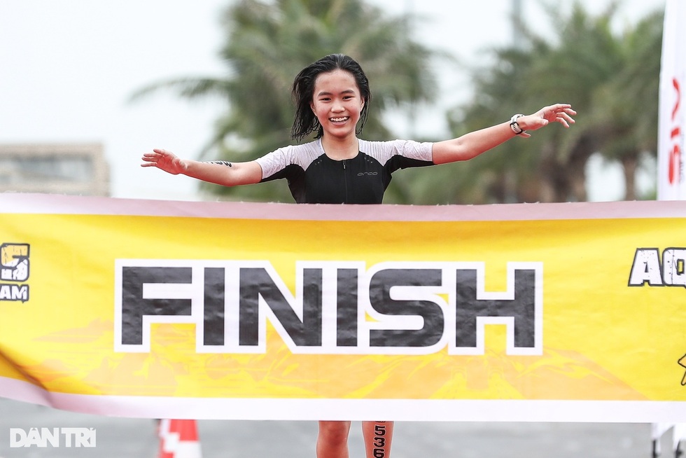 Cảm xúc của các VĐV khi cán đích đầu tiên ở Aqua Warriors Halong Bay 2025 - 2 Cảm xúc của các VĐV khi cán đích đầu tiên ở Aqua Warriors Halong Bay 2025 - 2