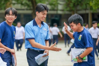 Niềm vui của hơn 76.000 thí sinh TPHCM hoàn thành kỳ thi vào lớp 10