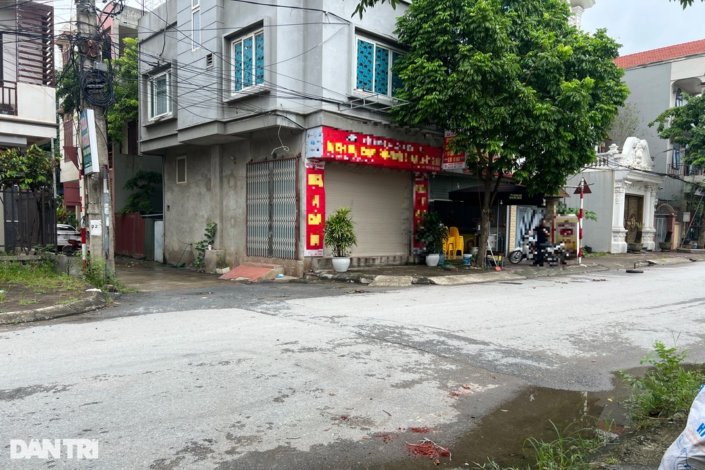 Vụ chém bố và anh trai ở Hà Nội: Nghi phạm cố thủ hơn 4 tiếng - 1 Vụ chém bố và anh trai ở Hà Nội: Nghi phạm cố thủ hơn 4 tiếng - 1