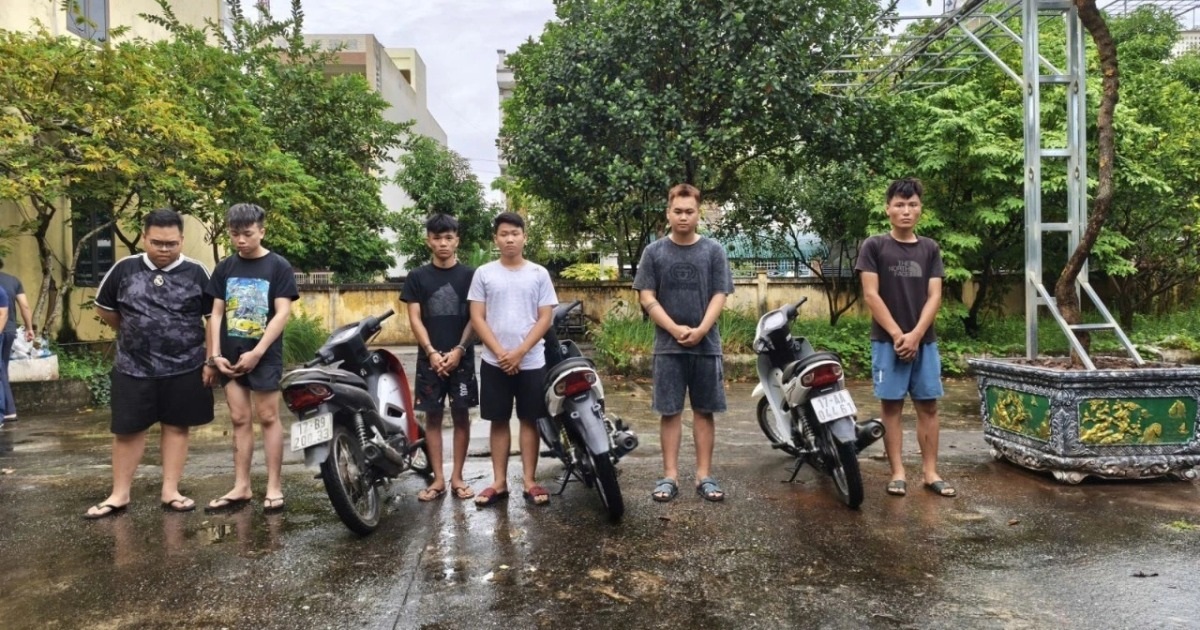 Nhóm thanh, thiếu niên vừa đi xe máy bốc đầu vừa livestream