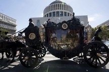 Trùm mafia Rome gây sốc bằng đám tang theo kiểu phim "Bố già"