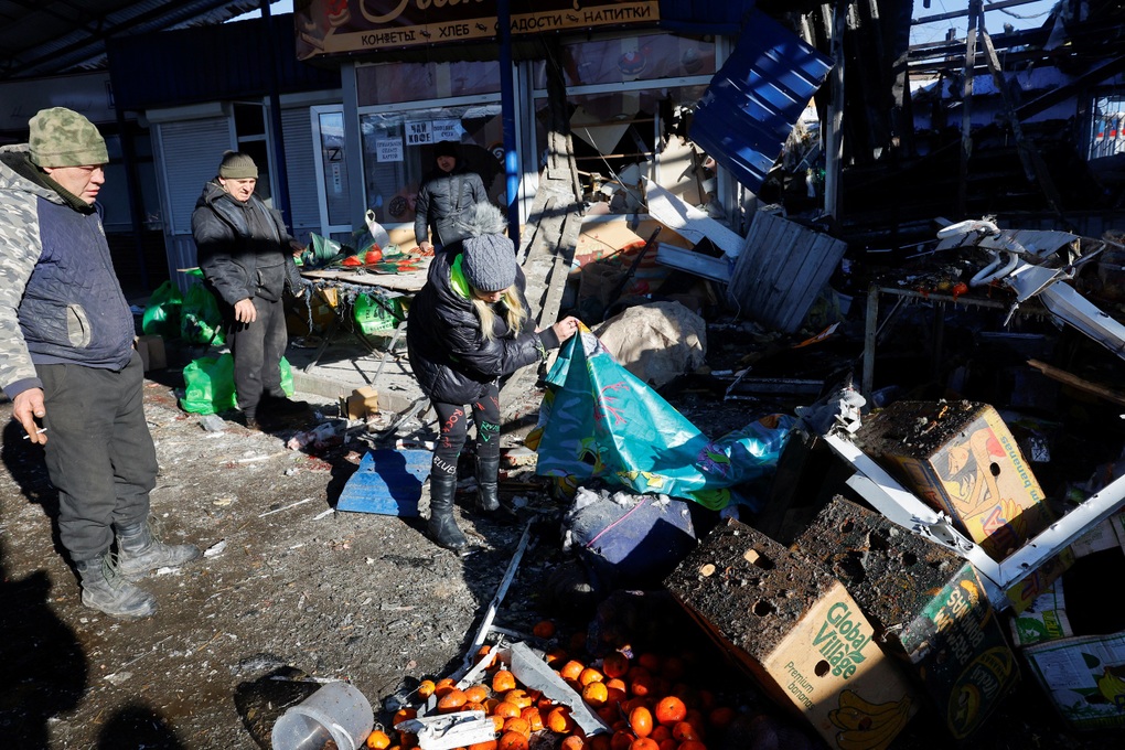 Ukraine bị tố tập kích khu chợ đông đúc, 25 người thiệt mạng - 1 Ukraine bị tố tập kích khu chợ đông đúc, 25 người thiệt mạng - 1
